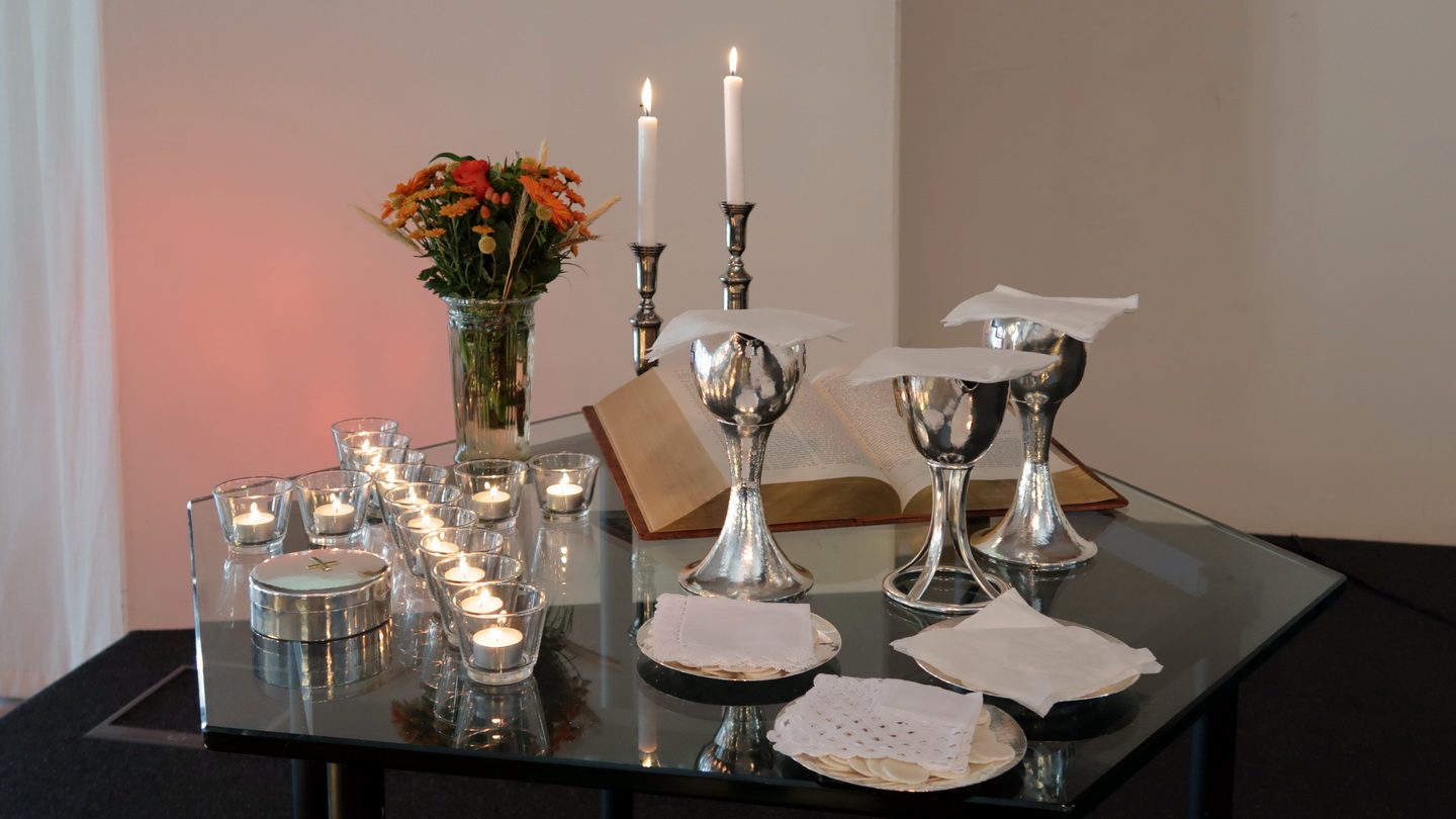Bordet var dækket med lyskors, bibel og disk/kalk